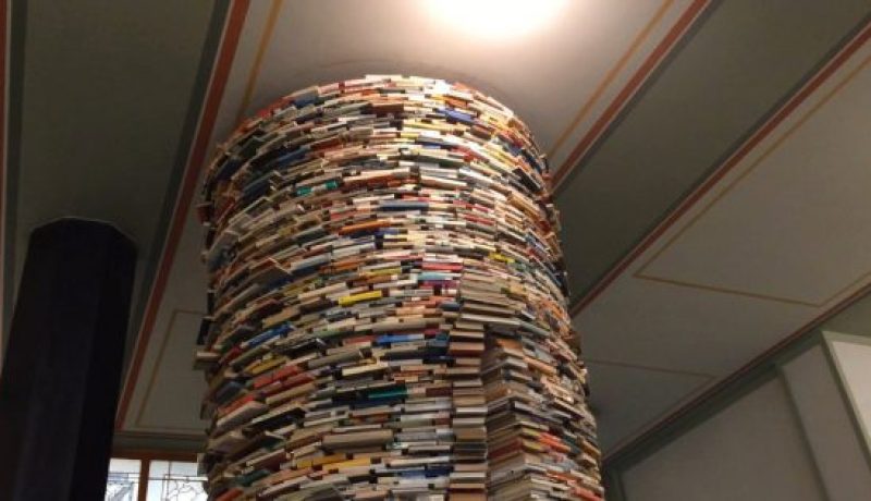 بالصور.. برج يضم 8 آلاف كتاب