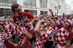 بالفيديو.. أجواء خيالية يصنعها الكروات قبل انطلاق النهائي