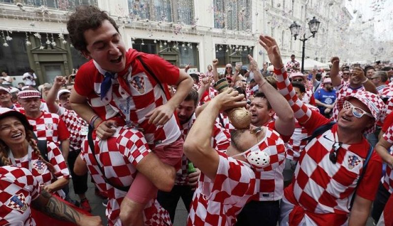 بالفيديو.. أجواء خيالية يصنعها الكروات قبل انطلاق النهائي