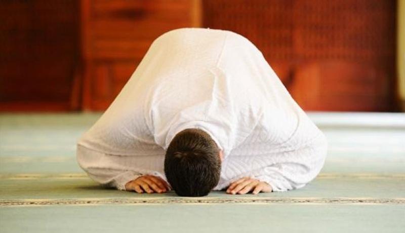 شباب يرقصون أثناء الصّلاة فيديو غامض يثير جدلا على مواقع التواصل الإجتماعي