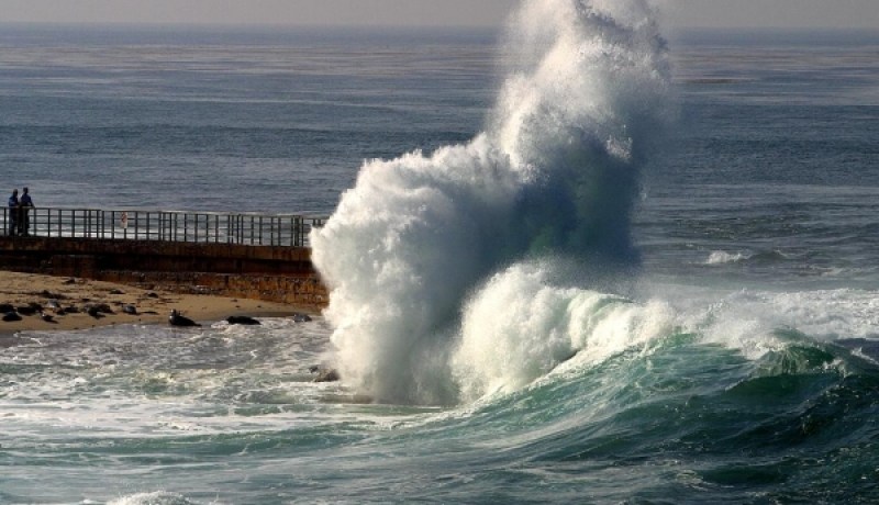 أمواج بعلو 5 أمتار على سواحل البحر اليوم وغـدا