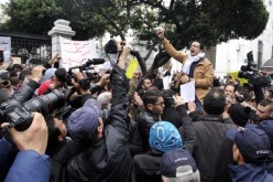 مجموعة من شباب خنشلة يطردون 4 ناشطين من حركة “بركات” منهم رعي تونسي