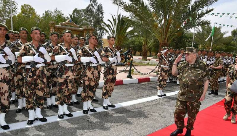 بالصور..قايد صالح يشرف على تمرين للقوات الخاصة ببسكرة