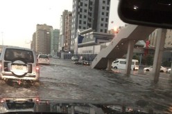 عاصفة مطرية تشل الحياة في الكويت