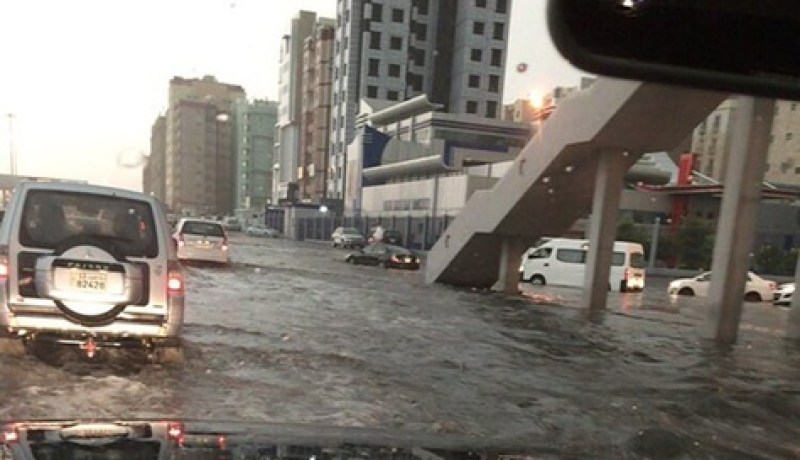 عاصفة مطرية تشل الحياة في الكويت
