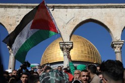 آلاف الفلسطينيين يتوافدون على الأقصى بأول جمعة في رمضان