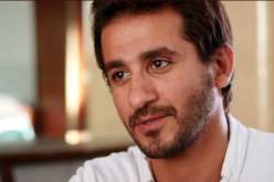 أحمد حلمي ينشر سيلفي مع تمثاله