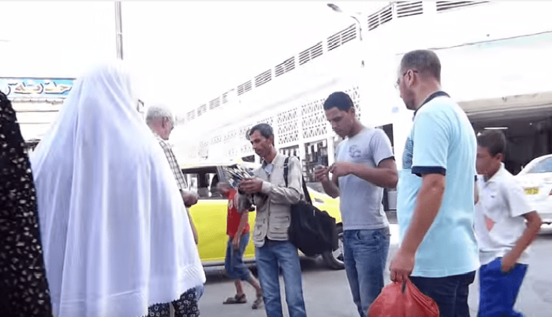 بالفيديو لاجئ سوري يخطف أنظار الجزائريين بعنابة