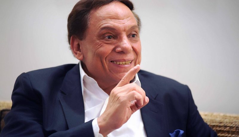 داعية مصري يهاجم عادل إمام و يتهمه بتقليده