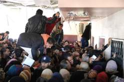 شاهد بالفيديو عبور الفلسطنيين سور معبر رفح