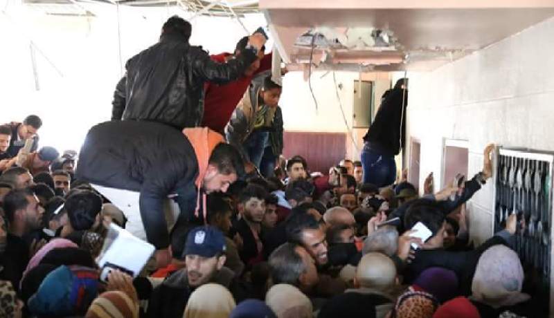 شاهد بالفيديو عبور الفلسطنيين سور معبر رفح