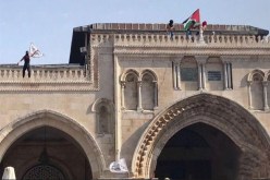 بالفيديو- 100 ألف فلسطيني يدخلون الأقصى ويرفعون العلم