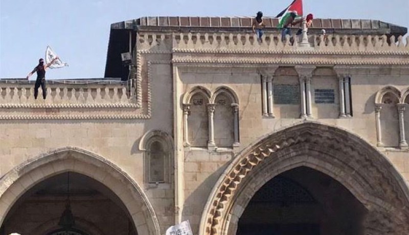 بالفيديو- 100 ألف فلسطيني يدخلون الأقصى ويرفعون العلم