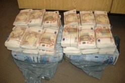 إحباط محاولة تهريب 450 ألف أورو نحو الخارج