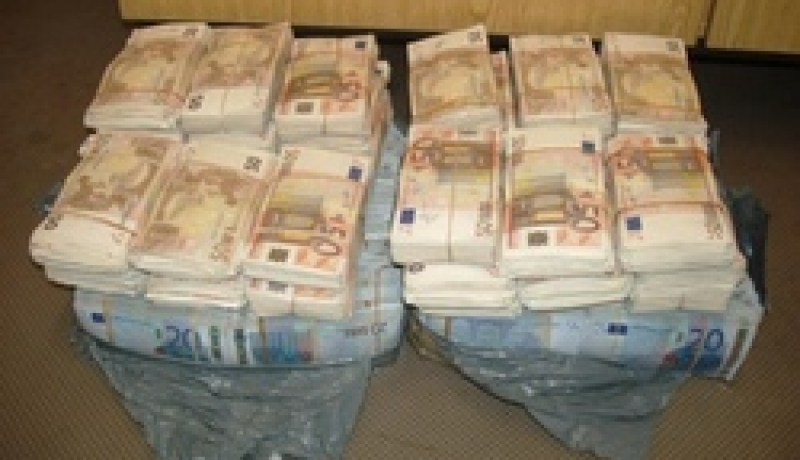 إحباط محاولة تهريب 450 ألف أورو نحو الخارج