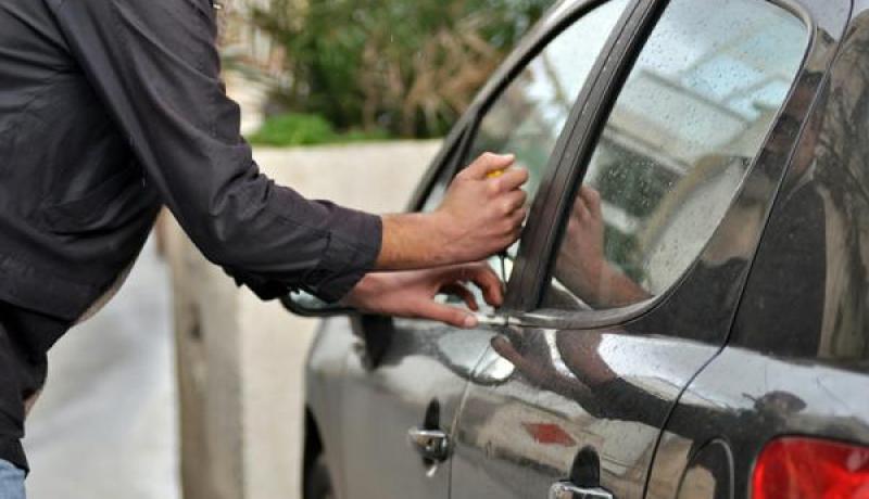 تفكيك عصابة لسرقة السيارات وتزوير الوثائق في وهران