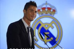 كريستيانو رونالدو يتنكر بباروكة وشنب