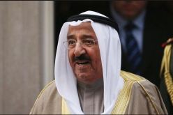 بالفيديو رئيس دولة الكويت يصطاد الأسماك في إحدى القرى الساحلية بعمان