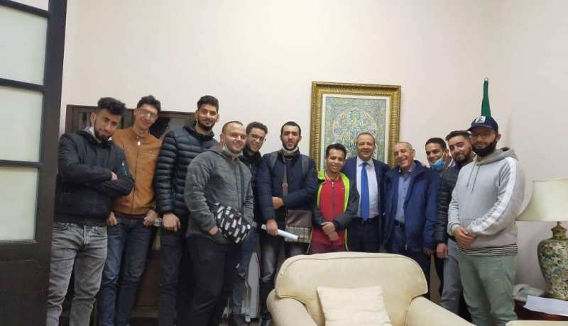 السفير الجزائري بفيتنام يستقبل الرعايا الجزائريين بمقر السفارة في هانوي