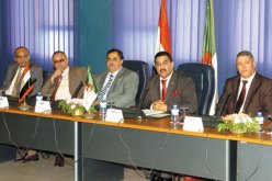 السفير المصري بالجزائر يجدد التأكيد على عدم تسجيل أية حالة وفاة لجزائريين بمصر