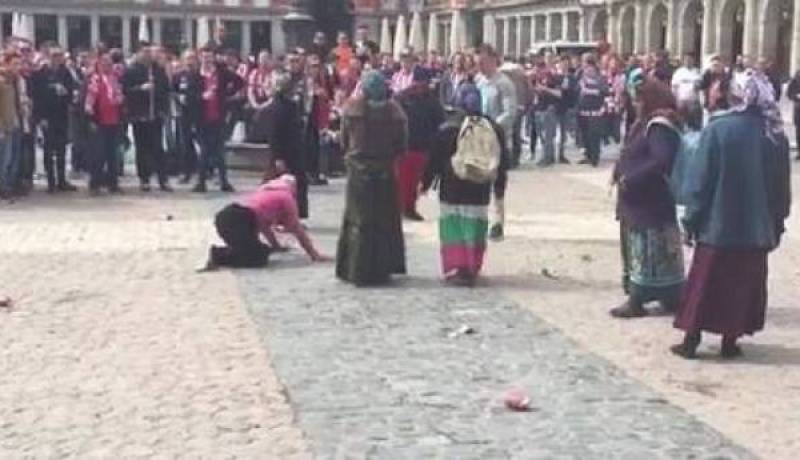 بالفيديو.. سلوكات غير أخلاقية من مشجعي آيندهوفن بحق متسولي في مدريد