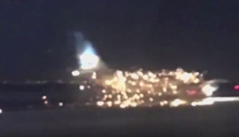 شاهد..  إشتعال طائرة في مطار نيويورك