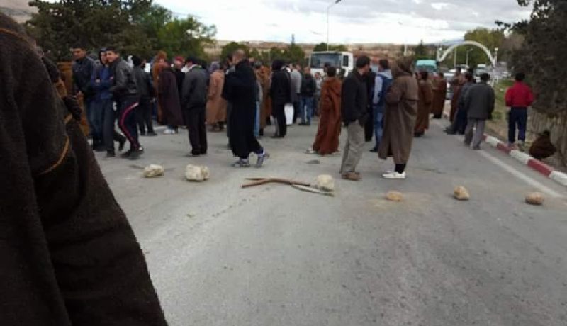 مواطنون يغلقون طريق وطني يربط بين باتنة وسطيف