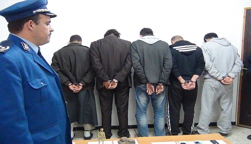 توقيف 11 شخصا يفتعلون أعطابا بمركبات ضحاياهم للإستلاء على أموالهم بالبليدة