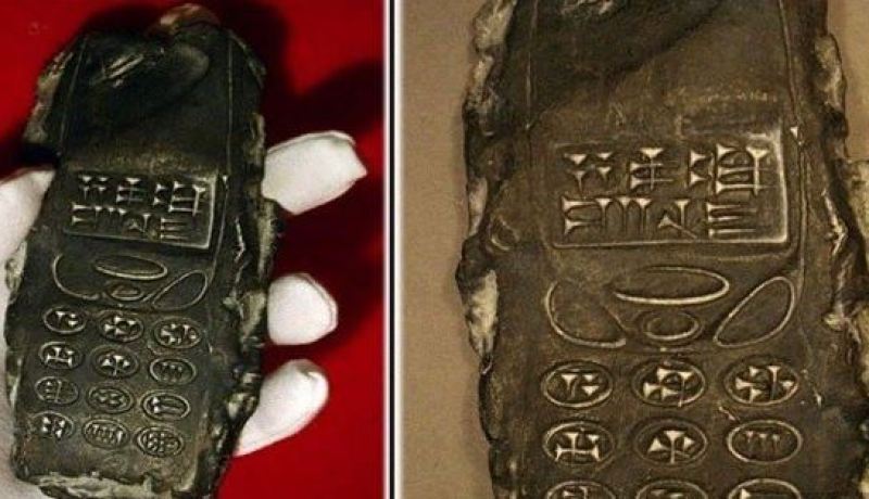 هاتف محمول يعود زمنه لمئات السنين يصنع الحدث