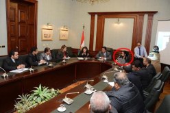 زوجة مسؤول مصري ترافقه إلى مكان عمله بسبب الغيرة