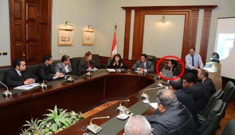 زوجة مسؤول مصري ترافقه إلى مكان عمله بسبب الغيرة