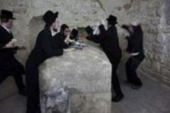 عشرات المستوطنين يقتحمون مقام النبي يوسف بمدينة نابلس الشرقية شمال الضفة الغربية