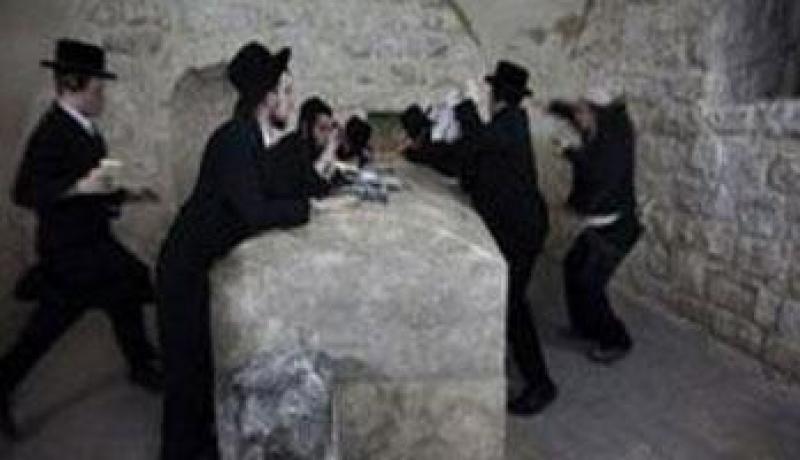 عشرات المستوطنين يقتحمون مقام النبي يوسف بمدينة نابلس الشرقية شمال الضفة الغربية