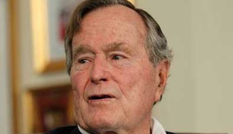 جورج بوش الاب تحت المراقبة في العناية الفائقة