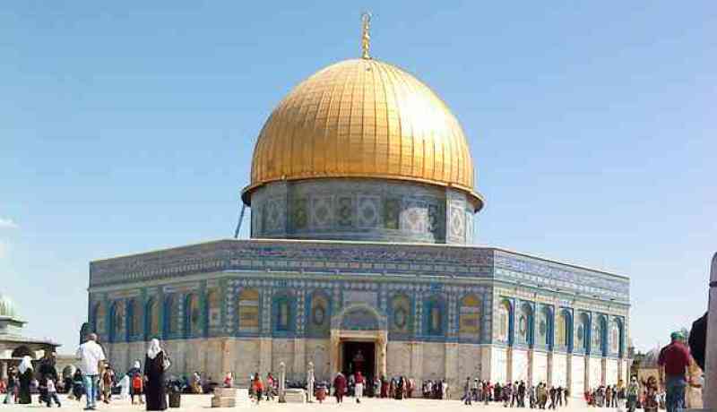 عشرات الفلسطينيين يغادرون غزة للصلاة في المسجد الأقصى