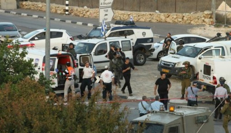 طعن ثلاثة اسرائيليين قرب تل ابيب والشرطة تعتقل المنفذ