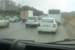 بالفيديو شاهد معاناة سيارات الإسعاف في الطرقات الجزائرية