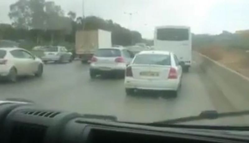 بالفيديو شاهد معاناة سيارات الإسعاف في الطرقات الجزائرية