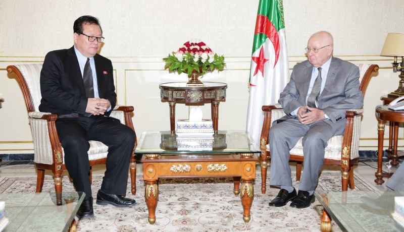 بن صالح يستقبل سفير كوريا الشمالية إثر انتهاء مهامه بالجزائر
