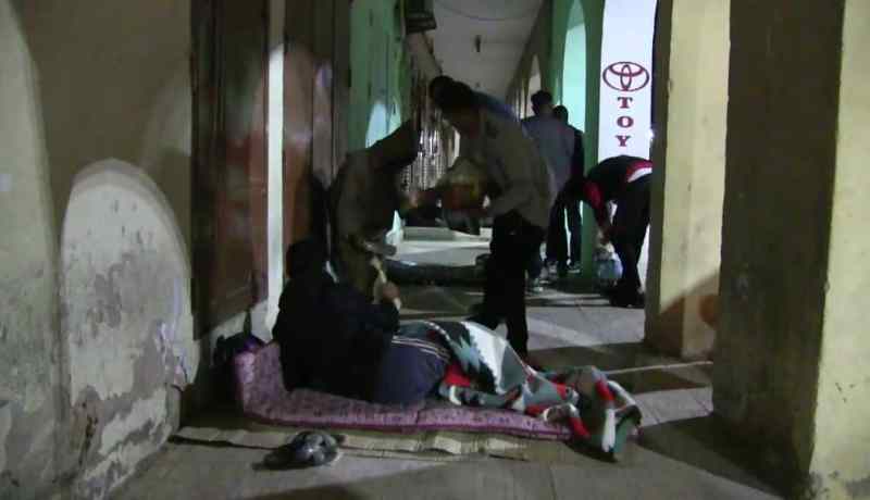 بالصور.. شباب يتطوعون لتقديم وجبات للأشخاص بدون مأوى بغرداية