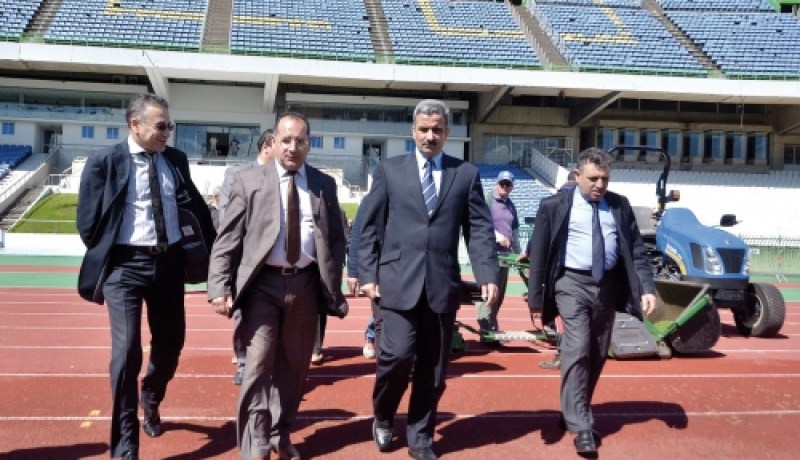 تحويل أرضية ملعب من العشب الطبيعي إلى الاصطناعي يمر عبر موافقة الادارة المركزية