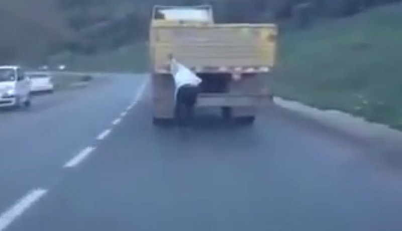 فيديو لشاب متهور يتمسك بشاحنة في الطريق الرابط بين عنابة وسوق أهراس
