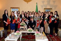 بالصور الرئيس بوتفليقة يستقبل وفدا من النساء في عيدهن العالمي