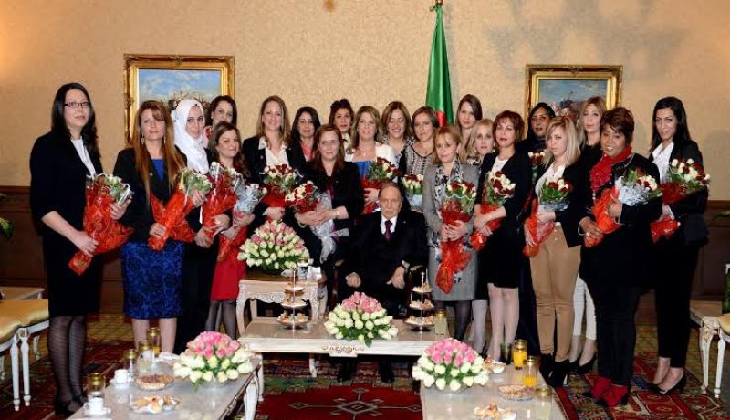 بالصور الرئيس بوتفليقة يستقبل وفدا من النساء في عيدهن العالمي