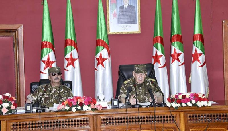 بالصور.. الفريق أحمد ڤايد صالح يترأس إجتماعا بالناحية العسكرية الأولى في البليدة