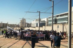 عمال ترامواي وهران يعتصمون أمام مديرية النقل