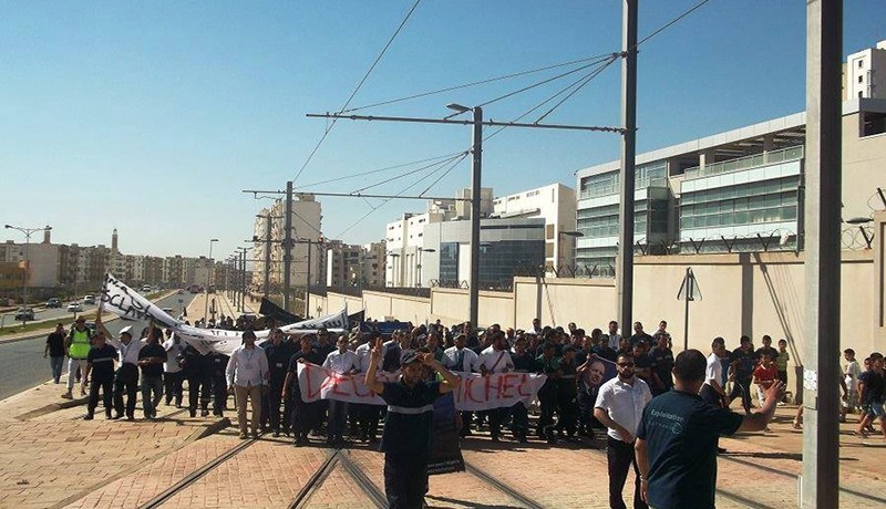 عمال ترامواي وهران يعتصمون أمام مديرية النقل