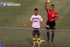 بالفيديو..لاعب يتلقى بطاقة صفراء بسبب عرض زواج