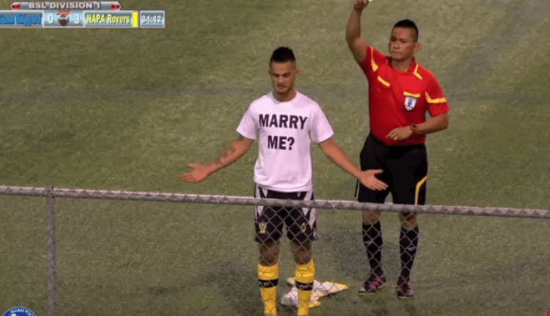 بالفيديو..لاعب يتلقى بطاقة صفراء بسبب عرض زواج