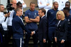 بالصور.. ماكرون يزور المنتخب الفرنسي ويطالبه بالنجمة الثانية